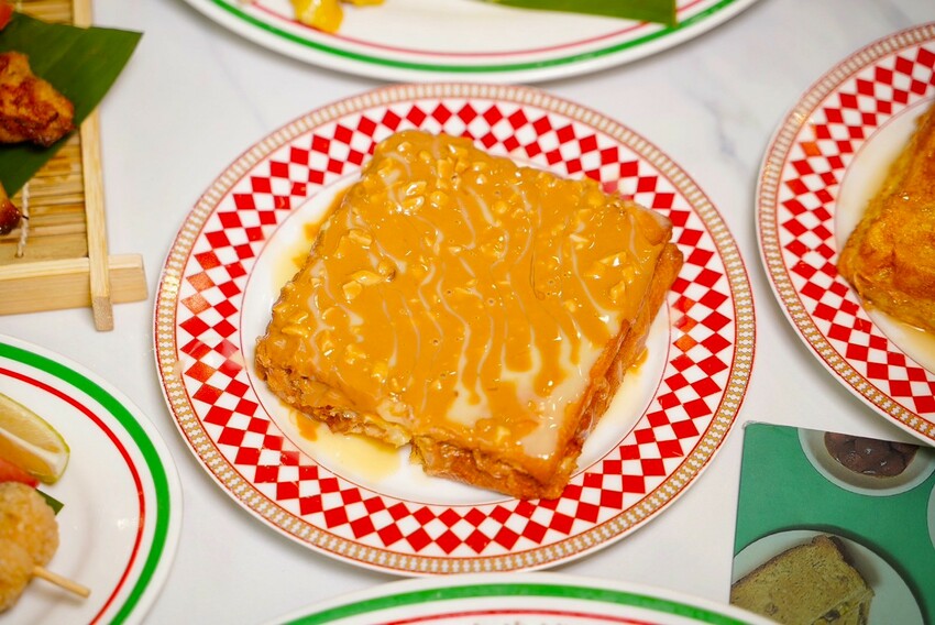 桃園必吃人氣港式「永芯茶檔茶餐廳」，主餐海南雞飯、香煎雞腿扒公仔麵都很推薦！必點招牌還有流心的「黃金法蘭西多士」，花生奶醬口味也很欠吃！ - 阿華田的美食日記