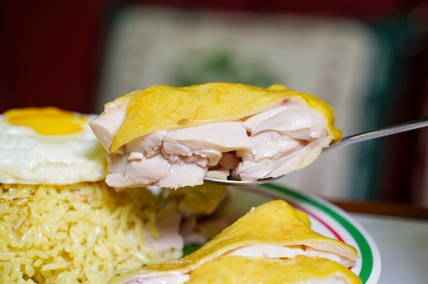 桃園必吃人氣港式「永芯茶檔茶餐廳」，主餐海南雞飯、香煎雞腿扒公仔麵都很推薦！必點招牌還有流心的「黃金法蘭西多士」，花生奶醬口味也很欠吃！ - 阿華田的美食日記