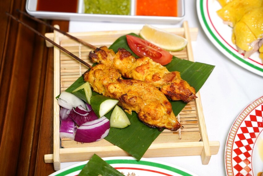 桃園必吃人氣港式「永芯茶檔茶餐廳」，主餐海南雞飯、香煎雞腿扒公仔麵都很推薦！必點招牌還有流心的「黃金法蘭西多士」，花生奶醬口味也很欠吃！ - 阿華田的美食日記