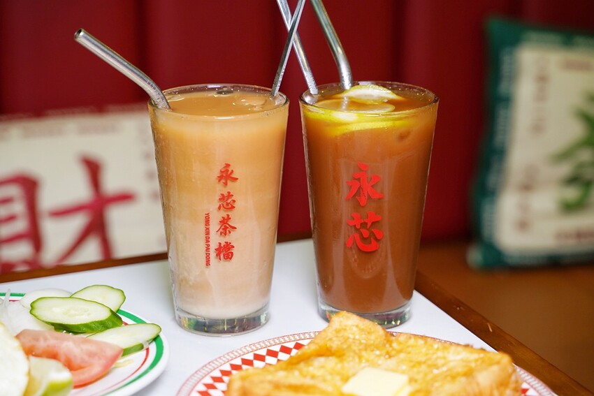 桃園必吃人氣港式「永芯茶檔茶餐廳」，主餐海南雞飯、香煎雞腿扒公仔麵都很推薦！必點招牌還有流心的「黃金法蘭西多士」，花生奶醬口味也很欠吃！ - 阿華田的美食日記