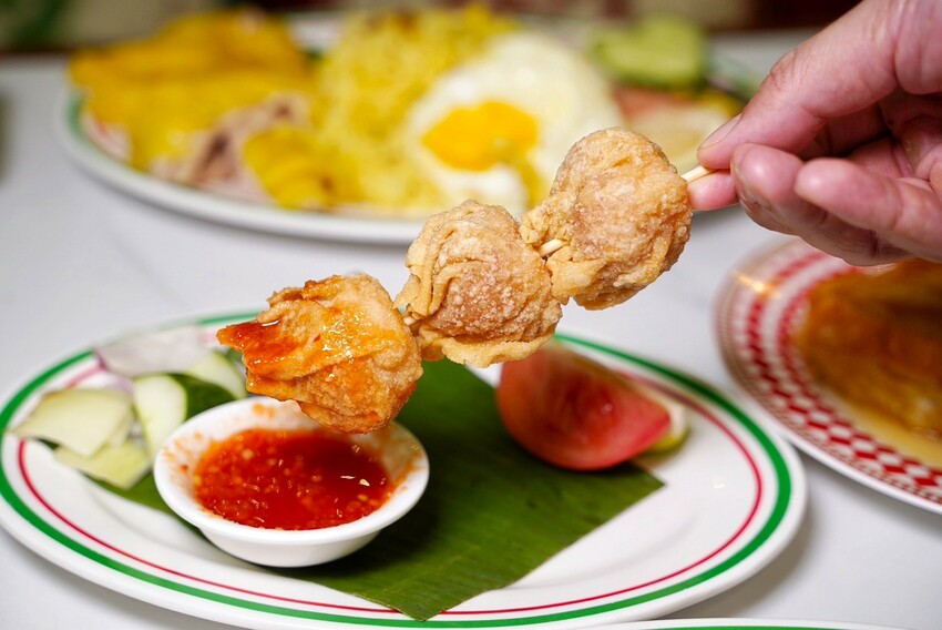桃園必吃人氣港式「永芯茶檔茶餐廳」，主餐海南雞飯、香煎雞腿扒公仔麵都很推薦！必點招牌還有流心的「黃金法蘭西多士」，花生奶醬口味也很欠吃！ - 阿華田的美食日記