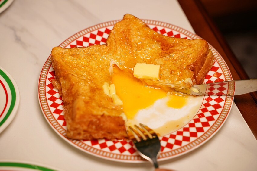 桃園必吃人氣港式「永芯茶檔茶餐廳」，主餐海南雞飯、香煎雞腿扒公仔麵都很推薦！必點招牌還有流心的「黃金法蘭西多士」，花生奶醬口味也很欠吃！ - 阿華田的美食日記