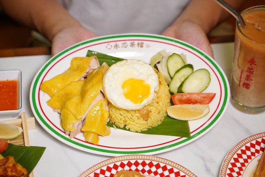 桃園必吃人氣港式「永芯茶檔茶餐廳」，主餐海南雞飯、香煎雞腿扒公仔麵都很推薦！必點招牌還有流心的「黃金法蘭西多士」，花生奶醬口味也很欠吃！ - 阿華田的美食日記