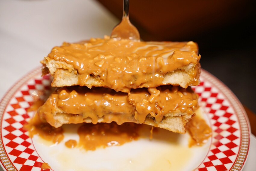 桃園必吃人氣港式「永芯茶檔茶餐廳」，主餐海南雞飯、香煎雞腿扒公仔麵都很推薦！必點招牌還有流心的「黃金法蘭西多士」，花生奶醬口味也很欠吃！ - 阿華田的美食日記