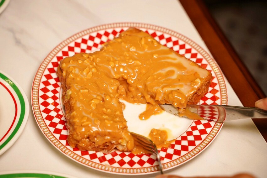 桃園必吃人氣港式「永芯茶檔茶餐廳」，主餐海南雞飯、香煎雞腿扒公仔麵都很推薦！必點招牌還有流心的「黃金法蘭西多士」，花生奶醬口味也很欠吃！ - 阿華田的美食日記