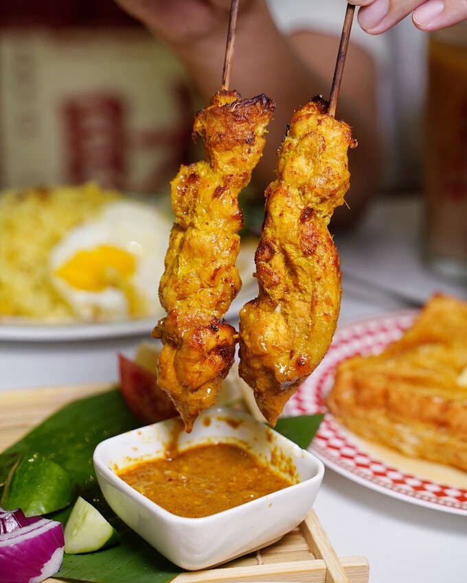 桃園必吃人氣港式「永芯茶檔茶餐廳」，主餐海南雞飯、香煎雞腿扒公仔麵都很推薦！必點招牌還有流心的「黃金法蘭西多士」，花生奶醬口味也很欠吃！ - 阿華田的美食日記