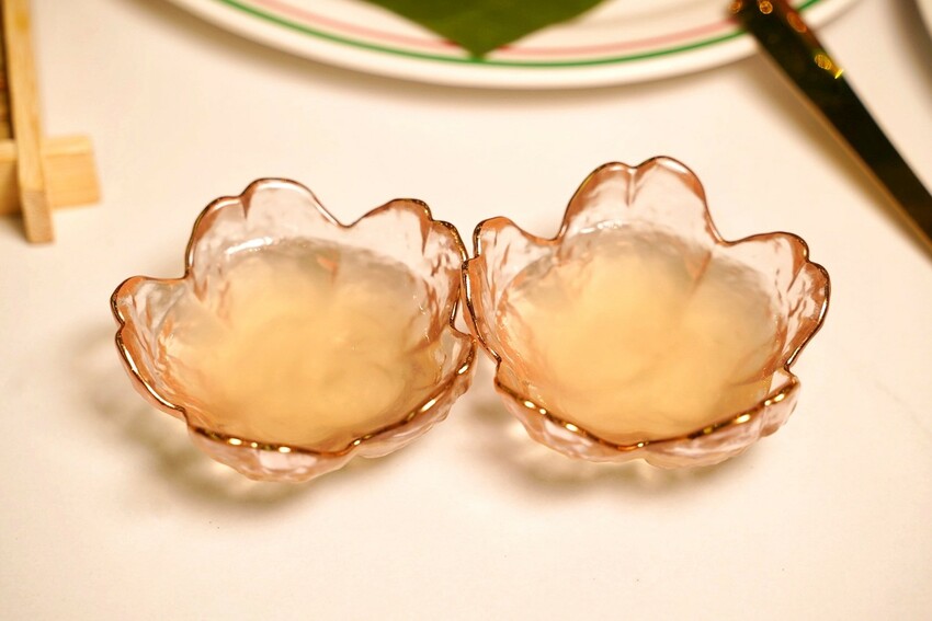 桃園必吃人氣港式「永芯茶檔茶餐廳」，主餐海南雞飯、香煎雞腿扒公仔麵都很推薦！必點招牌還有流心的「黃金法蘭西多士」，花生奶醬口味也很欠吃！ - 阿華田的美食日記