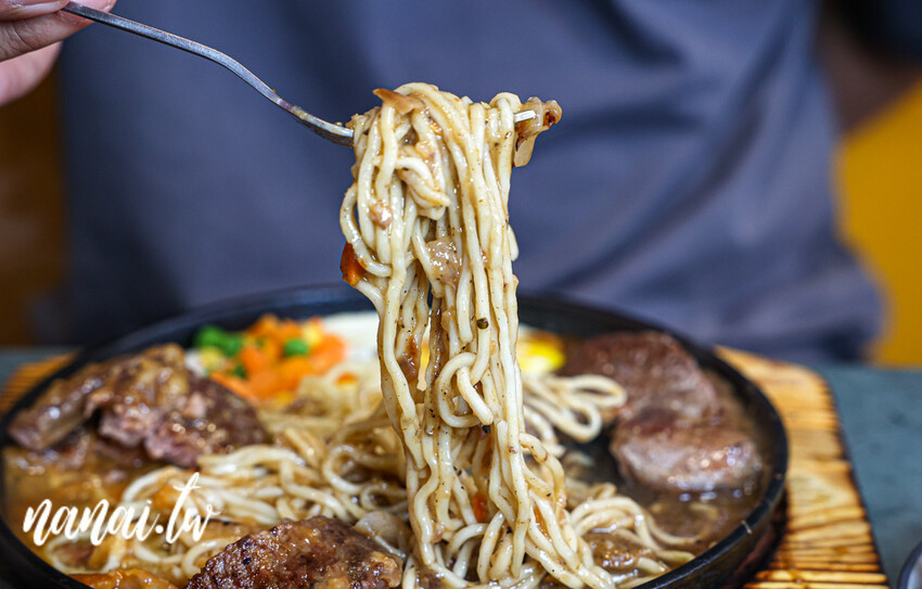 低調開在道東書院旁生意好到爆!超人氣平價鍋物+排餐,附餐自助吧吃到飽,一品火鍋排餐