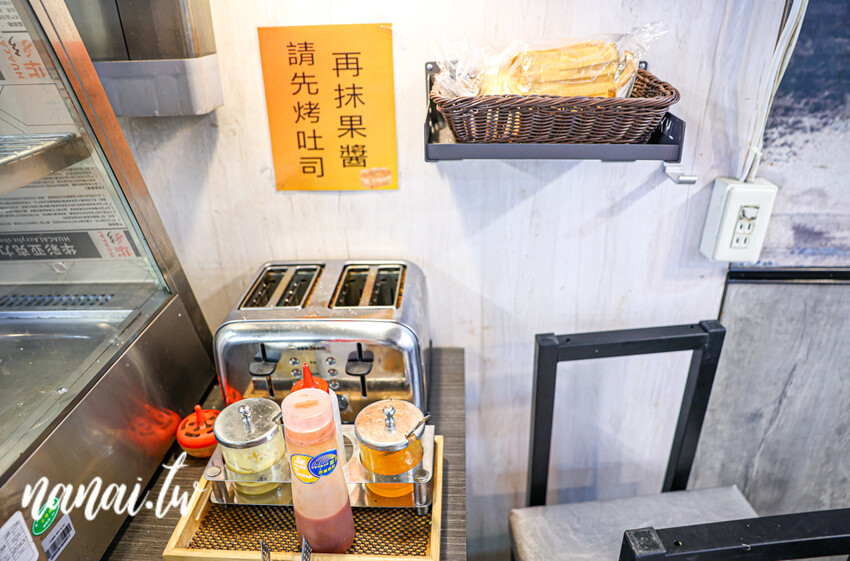 低調開在道東書院旁生意好到爆!超人氣平價鍋物+排餐,附餐自助吧吃到飽,一品火鍋排餐