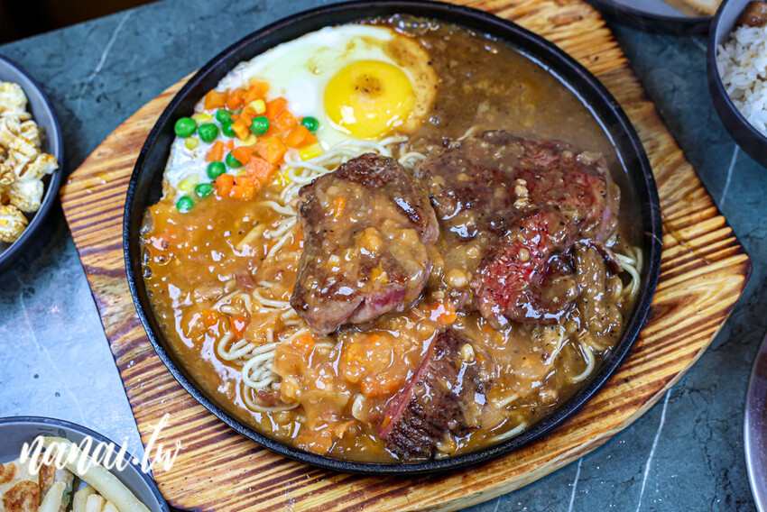 低調開在道東書院旁生意好到爆!超人氣平價鍋物+排餐,附餐自助吧吃到飽,一品火鍋排餐