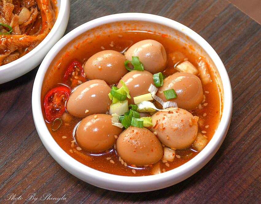 螺螄粉微酸微辣很涮嘴，可依喜好加購不同配料，台灣人可接受的口味