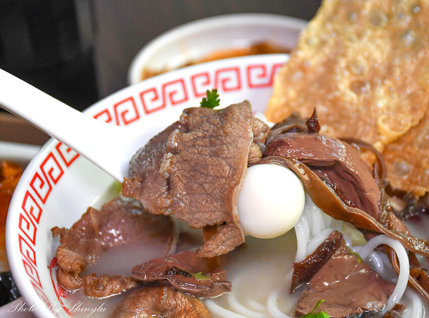 螺螄粉微酸微辣很涮嘴，可依喜好加購不同配料，台灣人可接受的口味