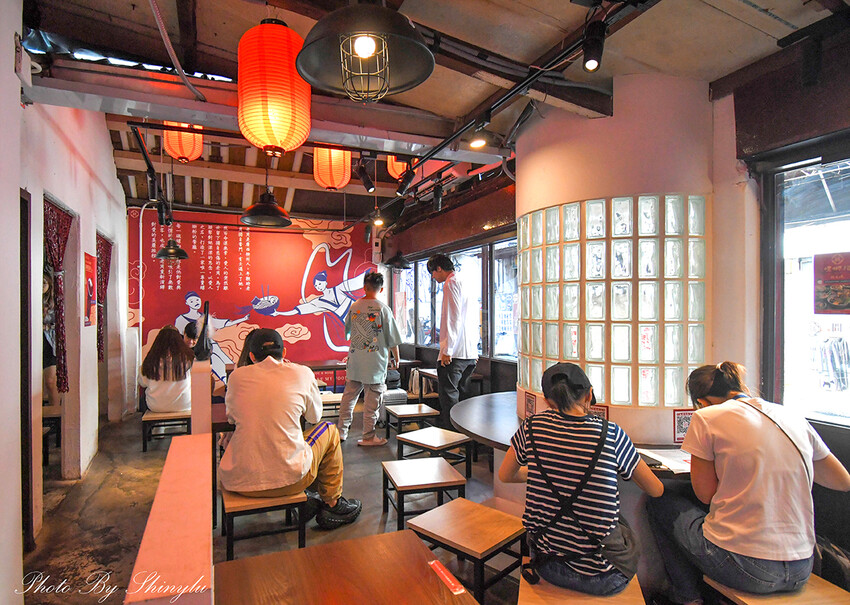 螺螄粉微酸微辣很涮嘴，可依喜好加購不同配料，台灣人可接受的口味