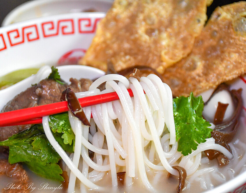 螺螄粉微酸微辣很涮嘴，可依喜好加購不同配料，台灣人可接受的口味