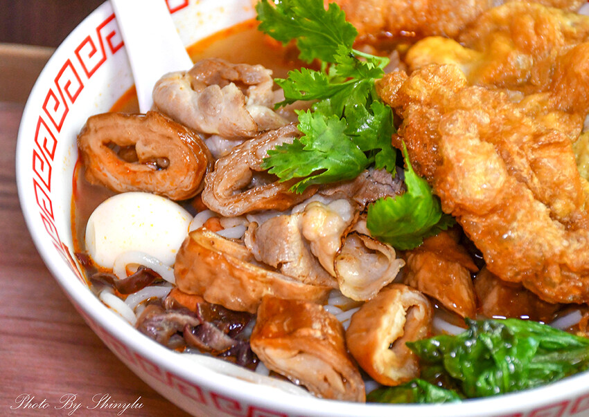 螺螄粉微酸微辣很涮嘴，可依喜好加購不同配料，台灣人可接受的口味