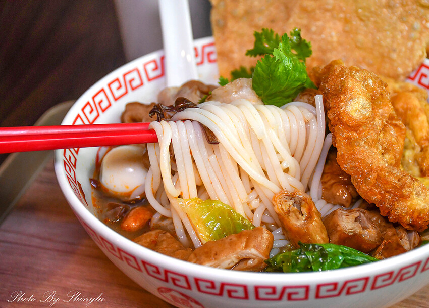 螺螄粉微酸微辣很涮嘴，可依喜好加購不同配料，台灣人可接受的口味