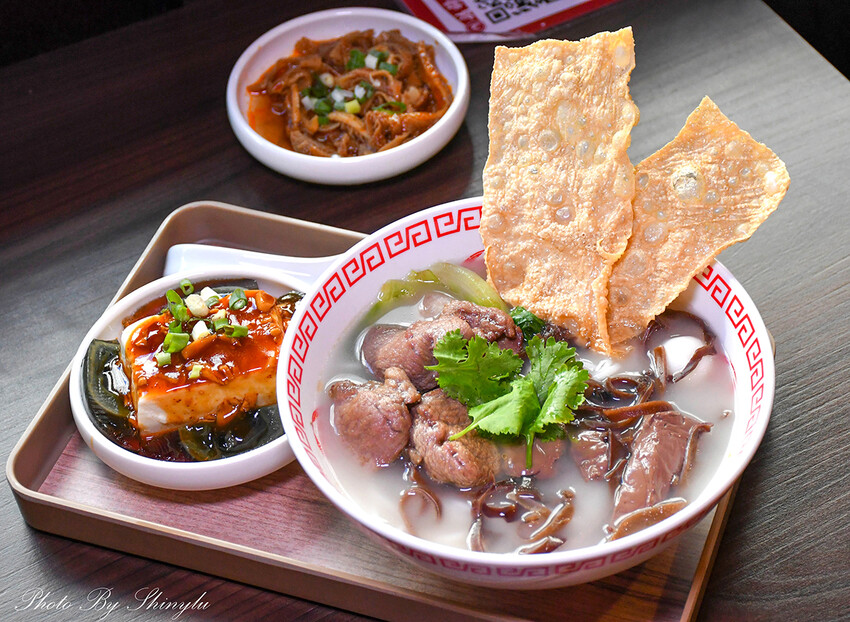 螺螄粉微酸微辣很涮嘴，可依喜好加購不同配料，台灣人可接受的口味