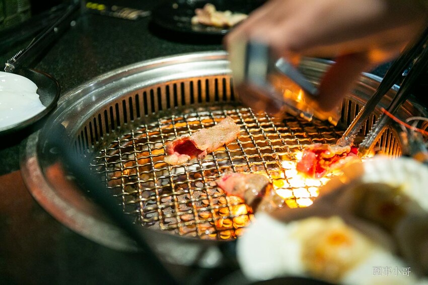桃園中壢燒肉吃到飽推薦-胖肚肚燒肉吃到飽!台北平價燒肉吃到飽開在中壢夜市附近啦~營業到凌晨十二點而且CP值非常高的燒肉吃到飽我來啦~(飛奔 @圍事小哥的幸福相框