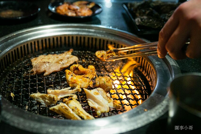 桃園中壢燒肉吃到飽推薦-胖肚肚燒肉吃到飽!台北平價燒肉吃到飽開在中壢夜市附近啦~營業到凌晨十二點而且CP值非常高的燒肉吃到飽我來啦~(飛奔 @圍事小哥的幸福相框