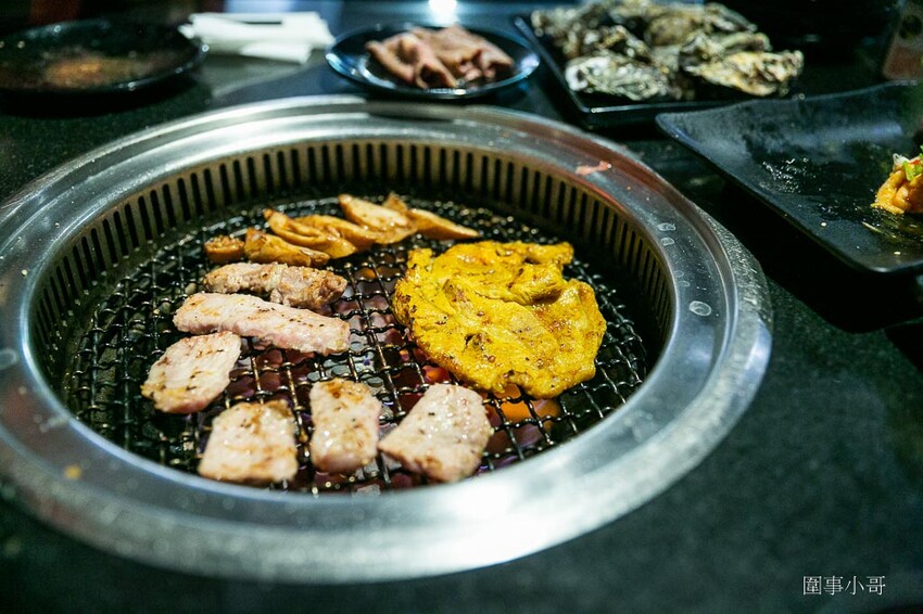 桃園中壢燒肉吃到飽推薦-胖肚肚燒肉吃到飽!台北平價燒肉吃到飽開在中壢夜市附近啦~營業到凌晨十二點而且CP值非常高的燒肉吃到飽我來啦~(飛奔 @圍事小哥的幸福相框