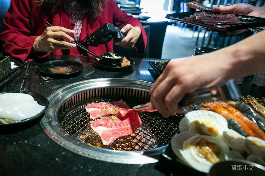 桃園中壢燒肉吃到飽推薦-胖肚肚燒肉吃到飽!台北平價燒肉吃到飽開在中壢夜市附近啦~營業到凌晨十二點而且CP值非常高的燒肉吃到飽我來啦~(飛奔 @圍事小哥的幸福相框