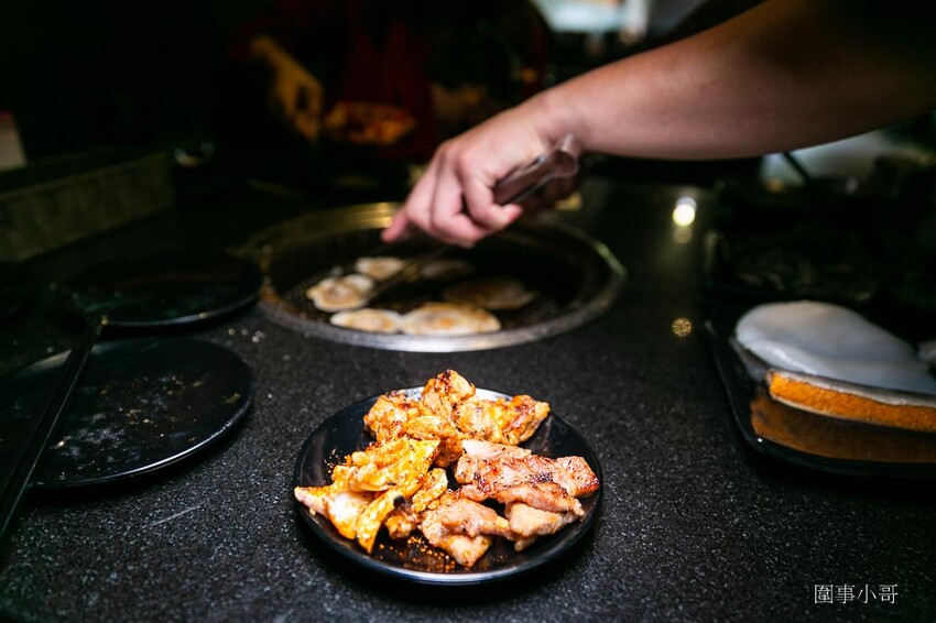 桃園中壢燒肉吃到飽推薦-胖肚肚燒肉吃到飽!台北平價燒肉吃到飽開在中壢夜市附近啦~營業到凌晨十二點而且CP值非常高的燒肉吃到飽我來啦~(飛奔 @圍事小哥的幸福相框