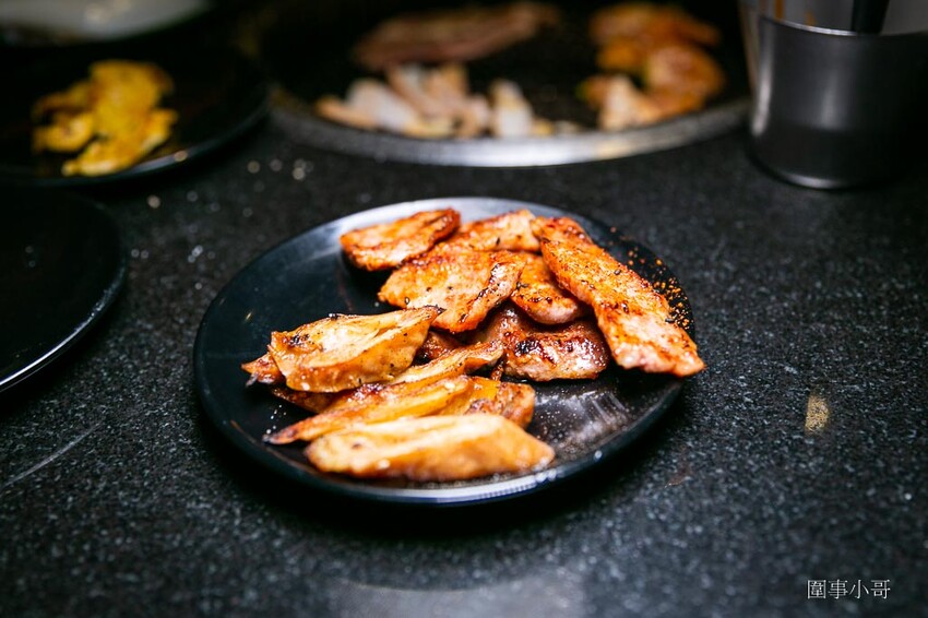 桃園中壢燒肉吃到飽推薦-胖肚肚燒肉吃到飽!台北平價燒肉吃到飽開在中壢夜市附近啦~營業到凌晨十二點而且CP值非常高的燒肉吃到飽我來啦~(飛奔 @圍事小哥的幸福相框