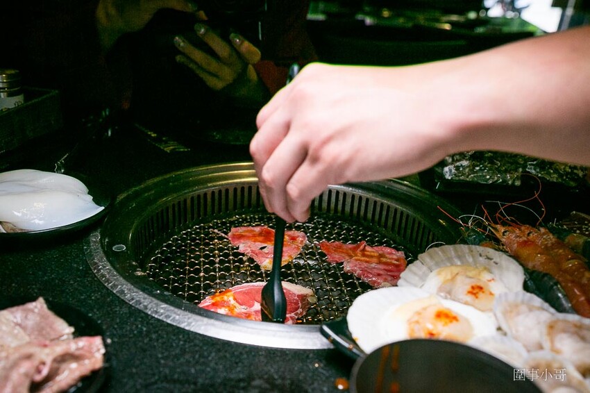 桃園中壢燒肉吃到飽推薦-胖肚肚燒肉吃到飽!台北平價燒肉吃到飽開在中壢夜市附近啦~營業到凌晨十二點而且CP值非常高的燒肉吃到飽我來啦~(飛奔 @圍事小哥的幸福相框