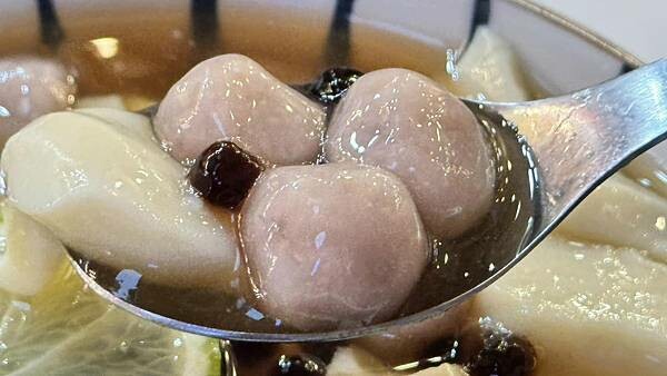 5倍大芋圓是什麼？岳岳吃一口驚呼：這是拳頭吧？！【台北市萬華