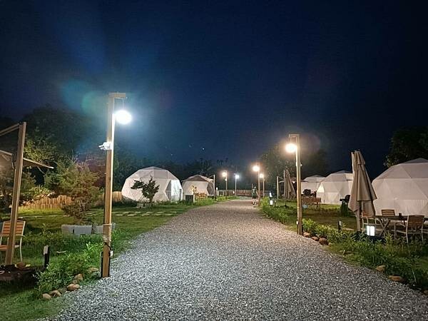 嘉義縣番路鄉嘉義全新開幕的免裝備懶人露營【歸樸森活】人來就好、享受5星級的住宿環境、7星級的衛浴設備！免開蜿蜒山路