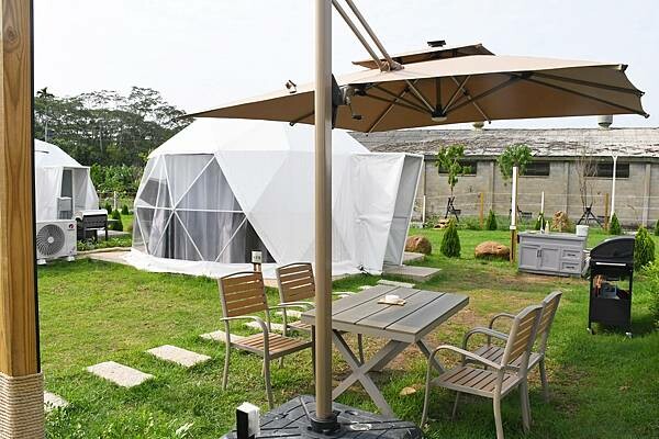 嘉義縣番路鄉嘉義全新開幕的免裝備懶人露營【歸樸森活】人來就好、享受5星級的住宿環境、7星級的衛浴設備！免開蜿蜒山路