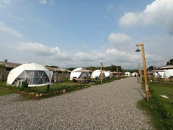 嘉義縣番路鄉嘉義全新開幕的免裝備懶人露營【歸樸森活】人來就好、享受5星級的住宿環境、7星級的衛浴設備！免開蜿蜒山路