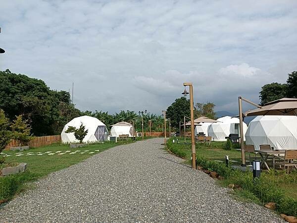 嘉義縣番路鄉嘉義全新開幕的免裝備懶人露營【歸樸森活】人來就好、享受5星級的住宿環境、7星級的衛浴設備！免開蜿蜒山路