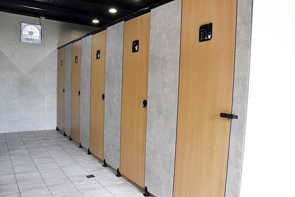 嘉義縣番路鄉嘉義全新開幕的免裝備懶人露營【歸樸森活】人來就好、享受5星級的住宿環境、7星級的衛浴設備！免開蜿蜒山路