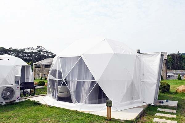 嘉義縣番路鄉嘉義全新開幕的免裝備懶人露營【歸樸森活】人來就好、享受5星級的住宿環境、7星級的衛浴設備！免開蜿蜒山路