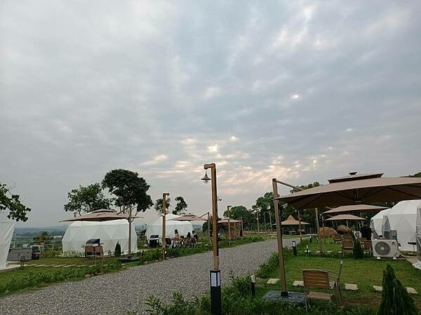 嘉義縣番路鄉嘉義全新開幕的免裝備懶人露營【歸樸森活】人來就好、享受5星級的住宿環境、7星級的衛浴設備！免開蜿蜒山路