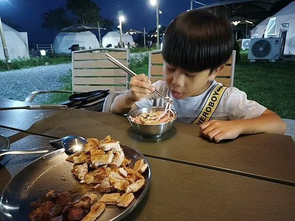 嘉義縣番路鄉嘉義全新開幕的免裝備懶人露營【歸樸森活】人來就好、享受5星級的住宿環境、7星級的衛浴設備！免開蜿蜒山路