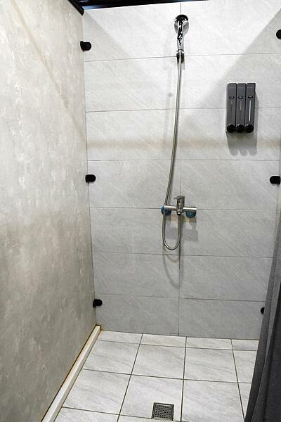 嘉義縣番路鄉嘉義全新開幕的免裝備懶人露營【歸樸森活】人來就好、享受5星級的住宿環境、7星級的衛浴設備！免開蜿蜒山路