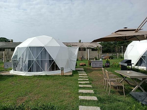 嘉義縣番路鄉嘉義全新開幕的免裝備懶人露營【歸樸森活】人來就好、享受5星級的住宿環境、7星級的衛浴設備！免開蜿蜒山路