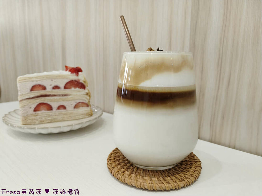 台南市東區台南甜點【c t.dessert】草莓奶霜千層蛋糕超夢幻！新鮮草莓滑順奶霜配上咖啡浪漫下午茶│生日蛋糕│東區美食