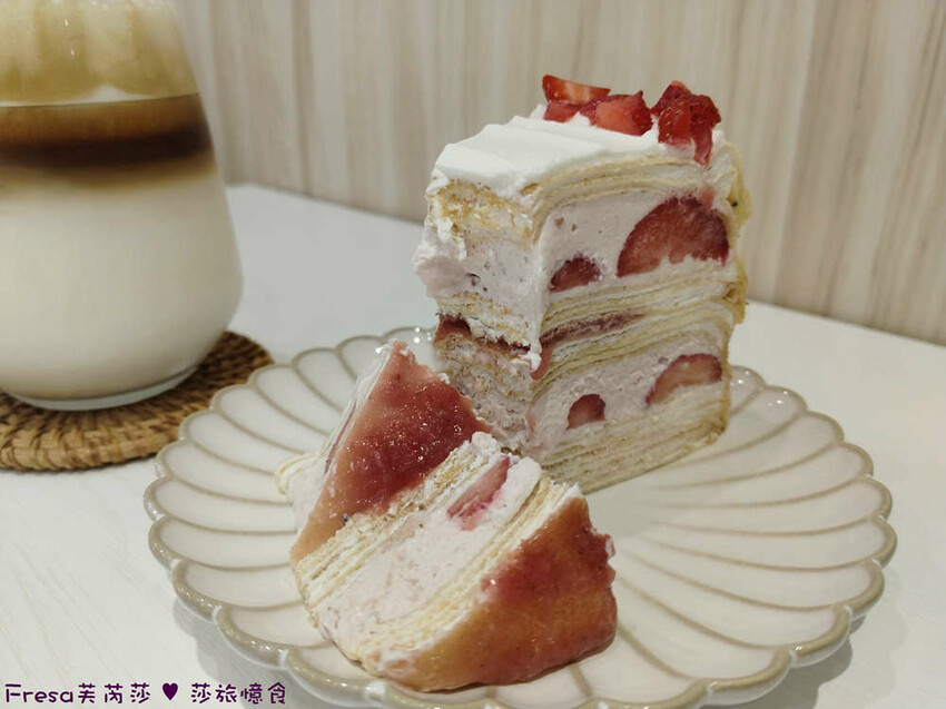 台南市東區台南甜點【c t.dessert】草莓奶霜千層蛋糕超夢幻！新鮮草莓滑順奶霜配上咖啡浪漫下午茶│生日蛋糕│東區美食