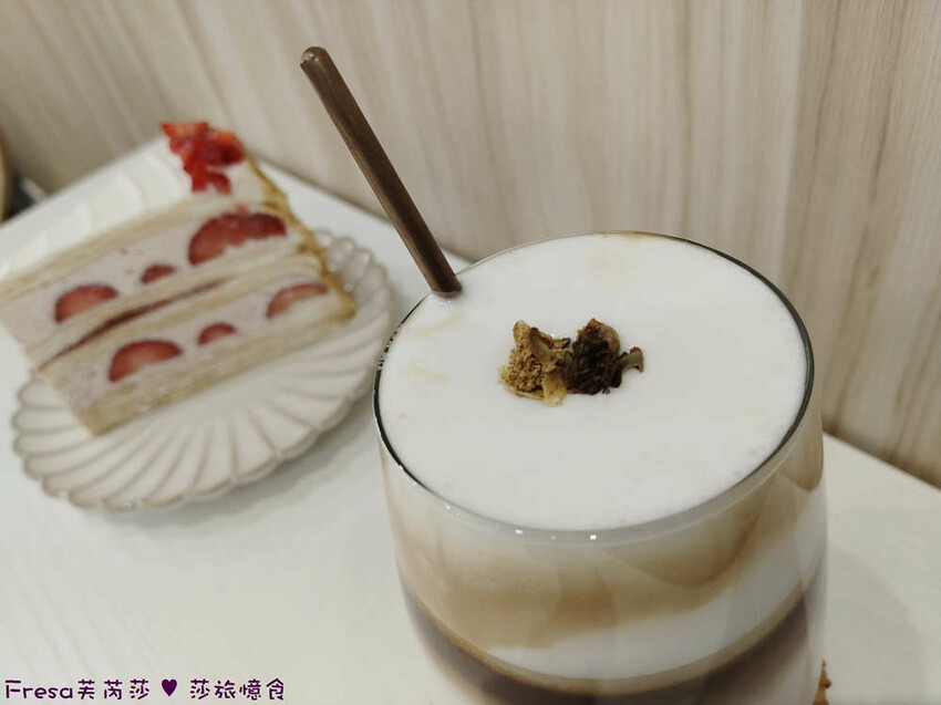 台南市東區台南甜點【c t.dessert】草莓奶霜千層蛋糕超夢幻！新鮮草莓滑順奶霜配上咖啡浪漫下午茶│生日蛋糕│東區美食