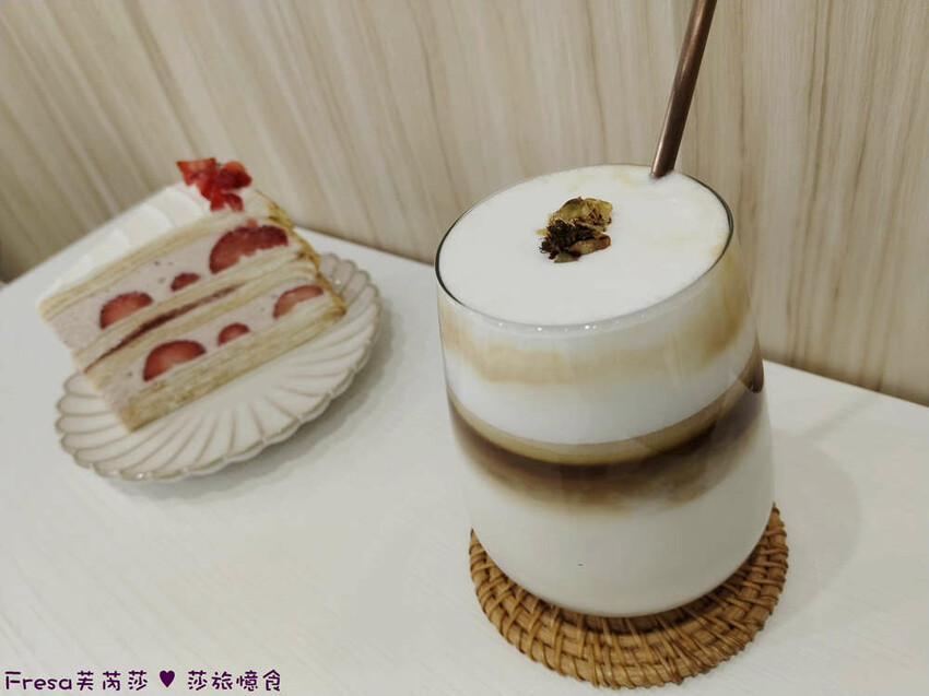 台南市東區台南甜點【c t.dessert】草莓奶霜千層蛋糕超夢幻！新鮮草莓滑順奶霜配上咖啡浪漫下午茶│生日蛋糕│東區美食