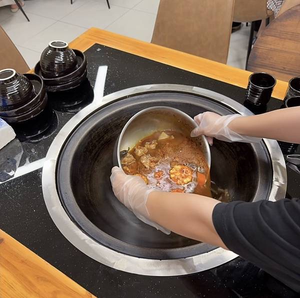 高雄楠梓必吃美食【鐵娘子鐵燉雞】麻、香、辣多層次的口感，來自