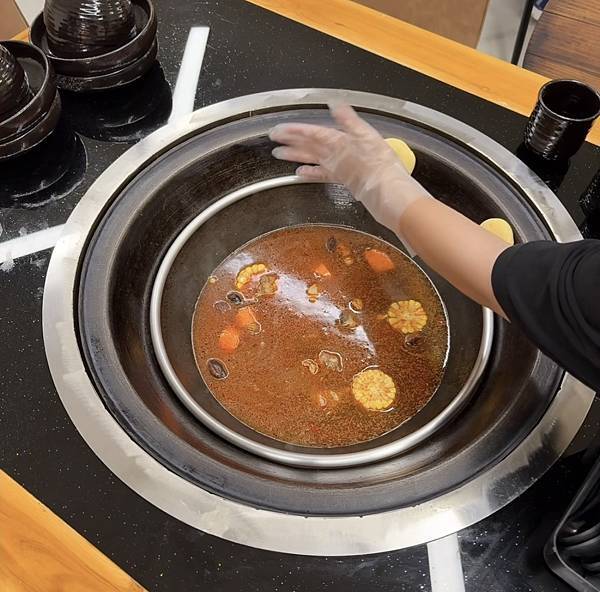 高雄楠梓必吃美食【鐵娘子鐵燉雞】麻、香、辣多層次的口感，來自