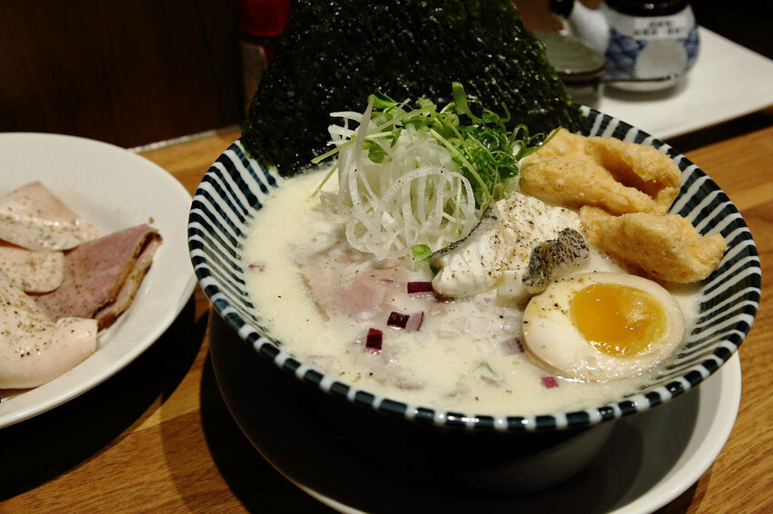 永和新開拉麵店，主打石斑魚做湯底的魚介系拉麵，市面上少見的魚