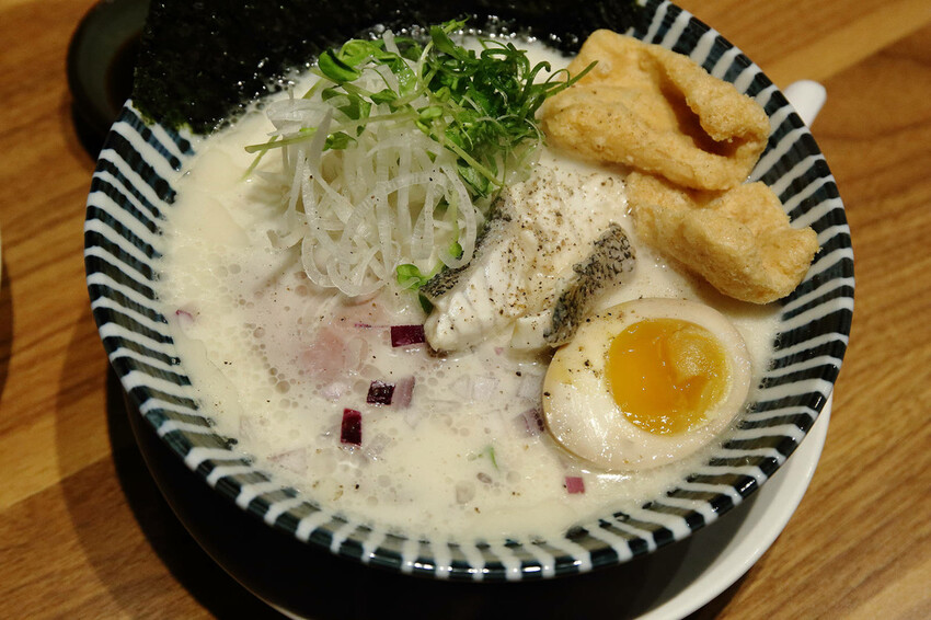 永和新開拉麵店，主打石斑魚做湯底的魚介系拉麵，市面上少見的魚