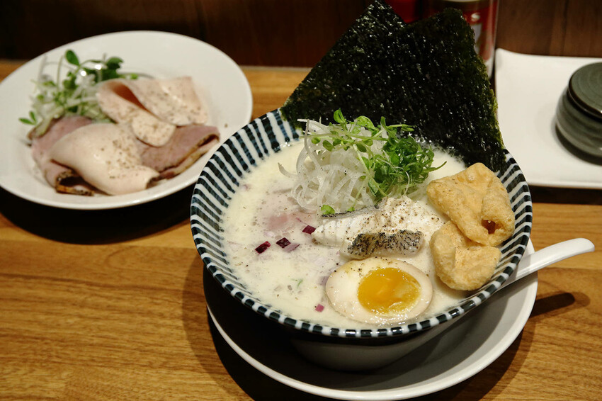 永和新開拉麵店，主打石斑魚做湯底的魚介系拉麵，市面上少見的魚