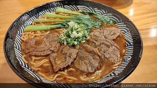 推薦桃園厲害的~集英會牛肉麵館湯頭超濃牛肉大塊又Q彈附有免費