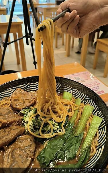 推薦桃園厲害的~集英會牛肉麵館湯頭超濃牛肉大塊又Q彈附有免費